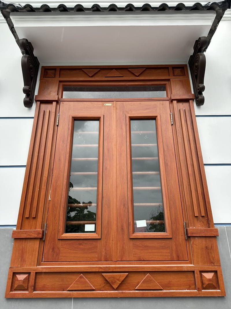 Mẫu cửa sổ gỗ 2 cánh kính cường lực kết hợp phào trụ
