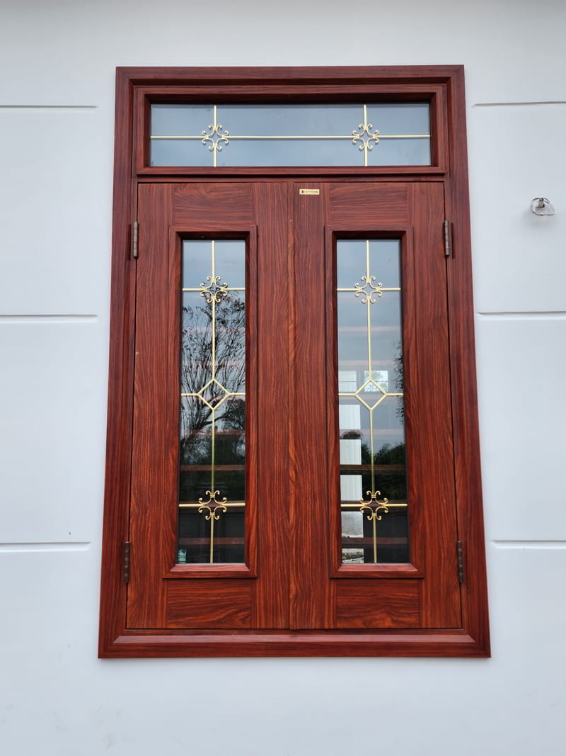 Mẫu cửa sổ gỗ 2 cánh kính cường lực kết hợp họa tiết