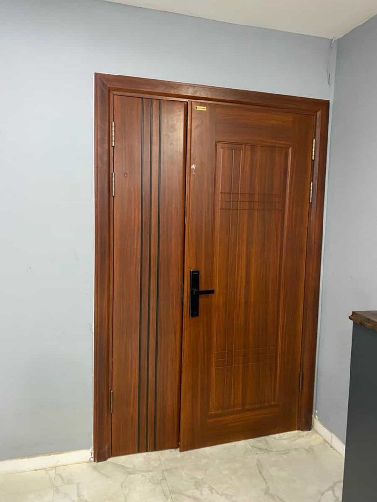 Cửa thép vân gỗ làm cửa phòng ngủ với thiết kế 2 cánh lệch